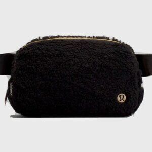 Lululemon Everywhere FLEECE Belt Bag Black sherpa